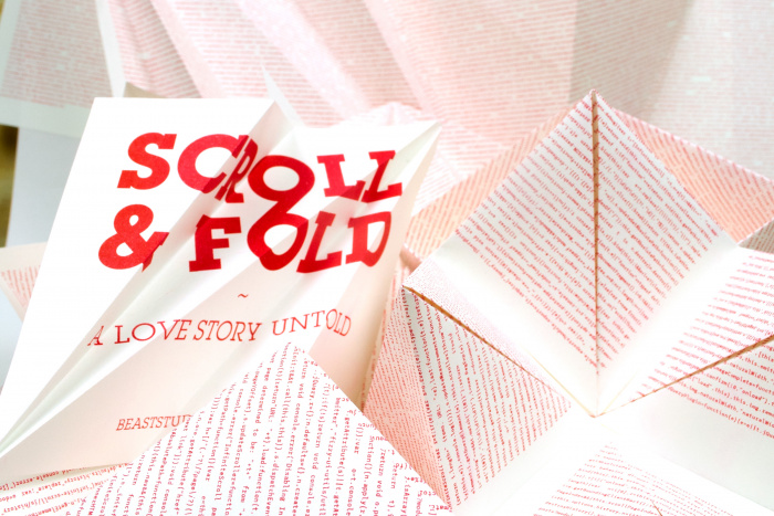 Scroll and Fold vikta papper på olika sätt med projektets logo