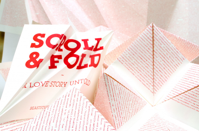 Scroll and Fold vikta papper på olika sätt med projektets logo