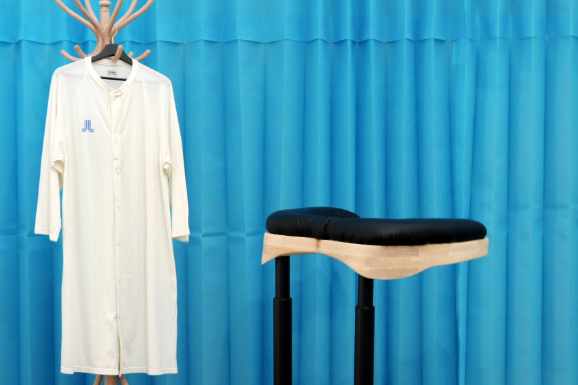 Birthing aid next to a clothing hanger with a hospital shirt hanging from it